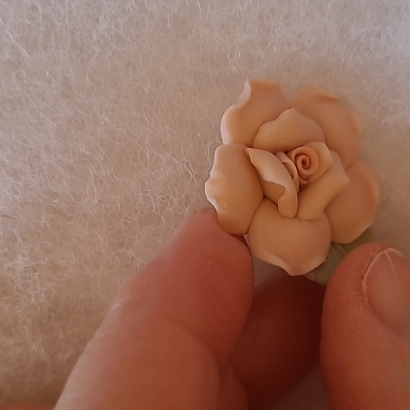 Vintage Single Stem Pink Rose Hat Stick Pin Hand Crafted Porcelain Gold Wire - Picture 7 of 7